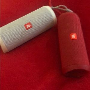 2 JBL speakers just for parts they don’t work